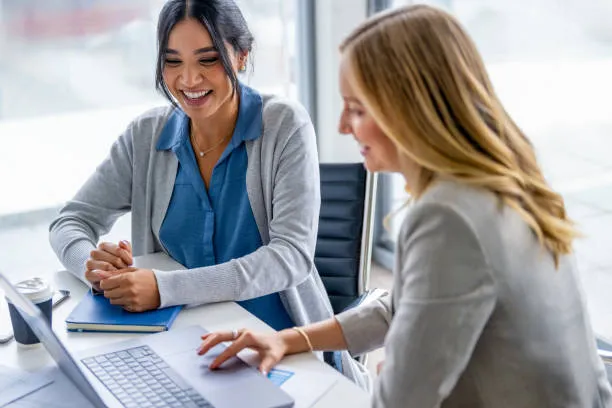 Люди общаются на бизнес-мероприятии